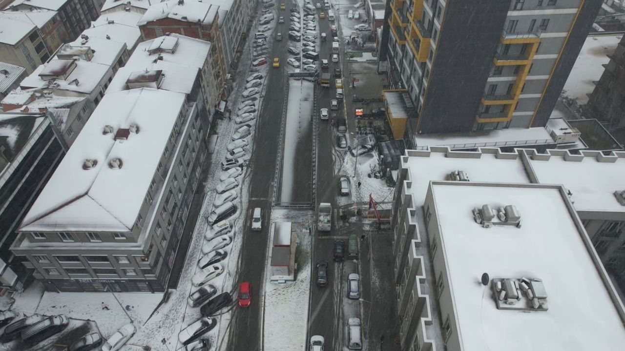 Esenyurt'ta Kar Vurdu: İlçe Beyaza Büründü, Havadan Görüntülendi