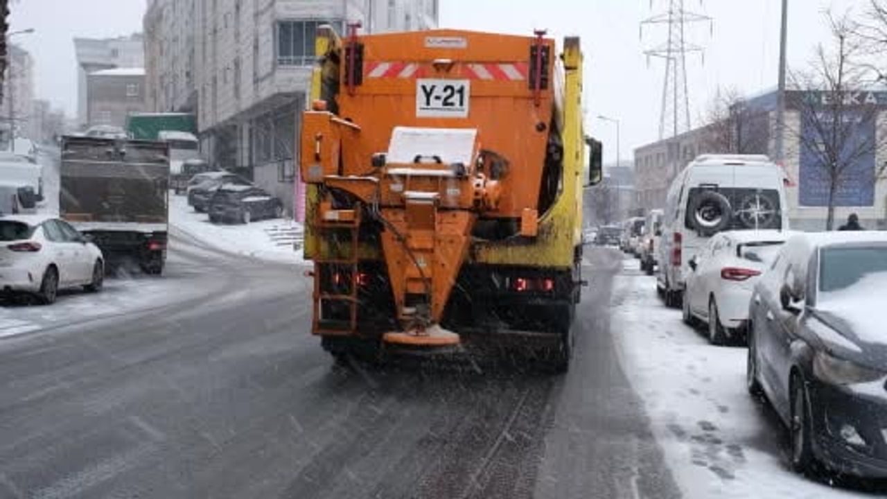 Esenyurt’ta Karla Mücadele Aralıksız Sürüyor