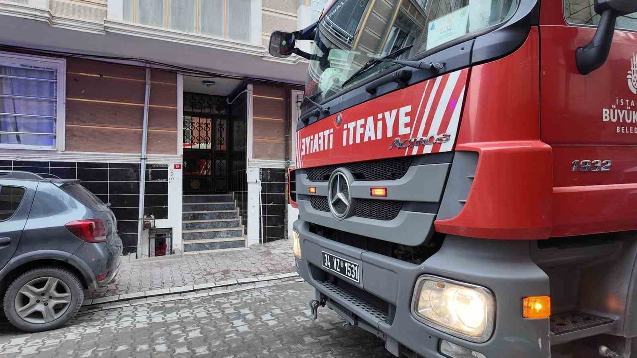 Esenyurt'ta sinir krizi: Kadın otomobilin üzerinde zıpladı