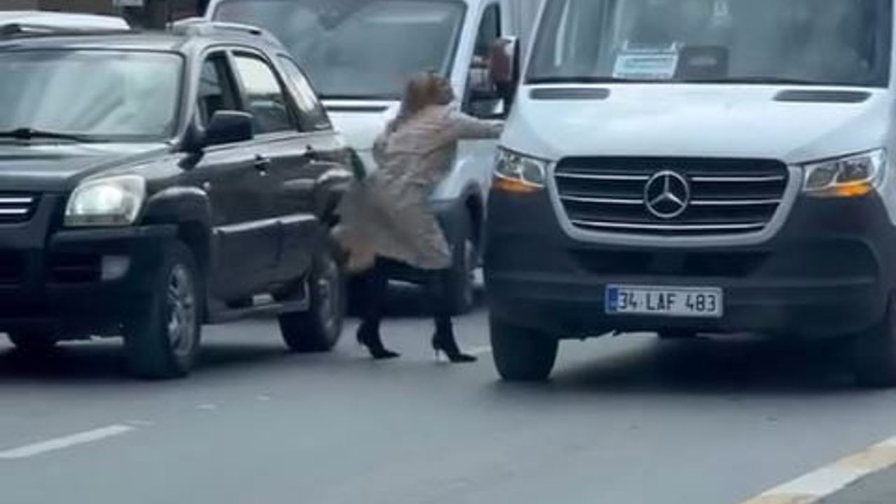 Esenyurt'ta Trafik Tartışması: Kadın Sürücü Topuklu Ayakkabıyla Servise Saldırdı