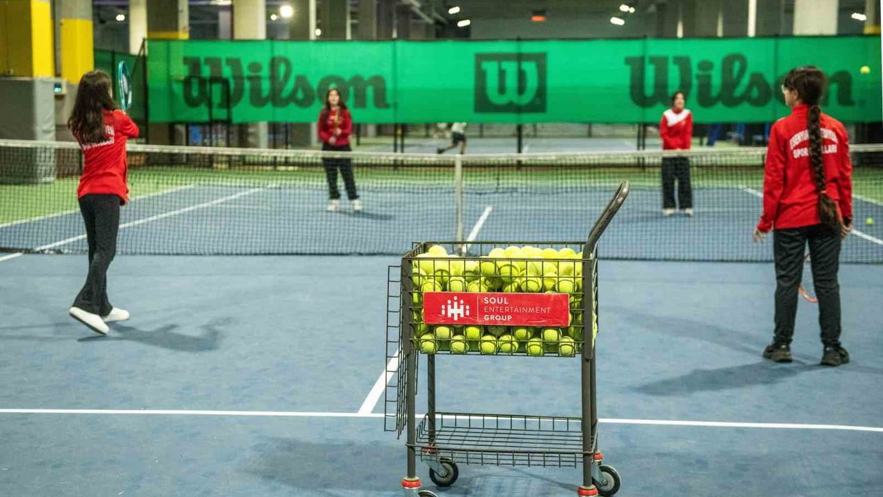 Esenyurtlu Öğrenciler Soul Entertainment Group Tenis Akademisini Ziyaret Etti