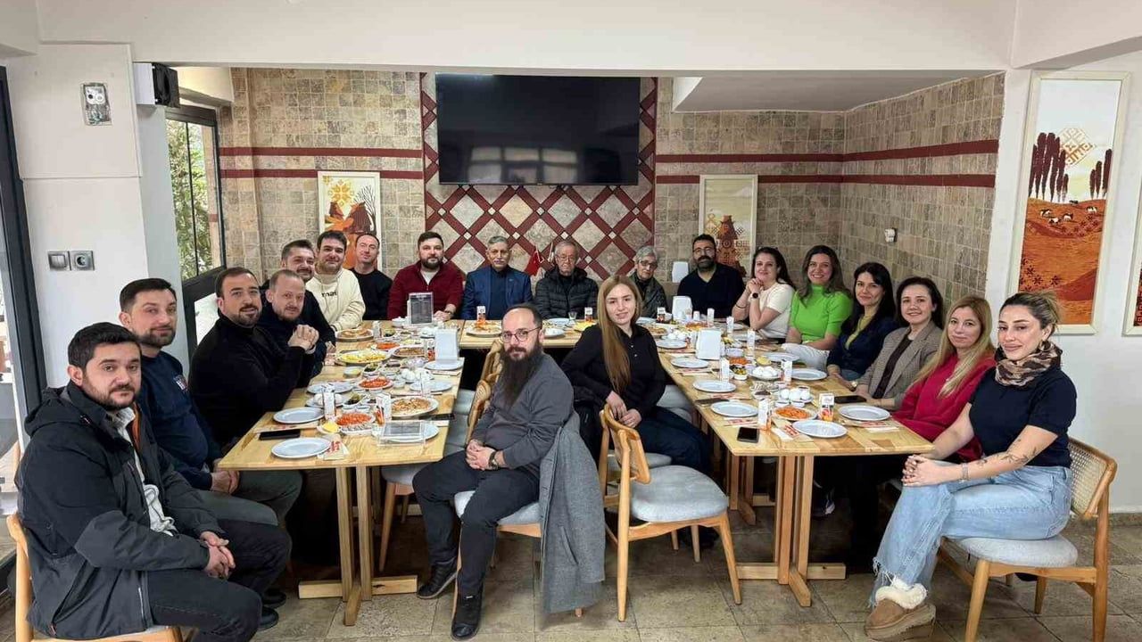 Eskişehir'de 24 Yıl Sonra İlkokul Arkadaşları Öğretmenlerine Vefa Gösterdi