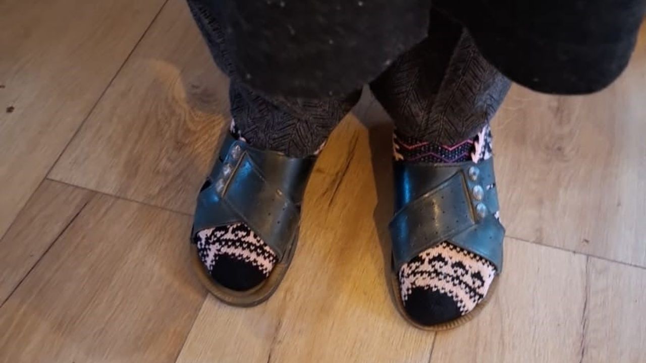 Eskişehir'de 65 Yaşındaki Kadına Muhtar Ayşe Yılmaz'dan Ayakkabı Yardımı