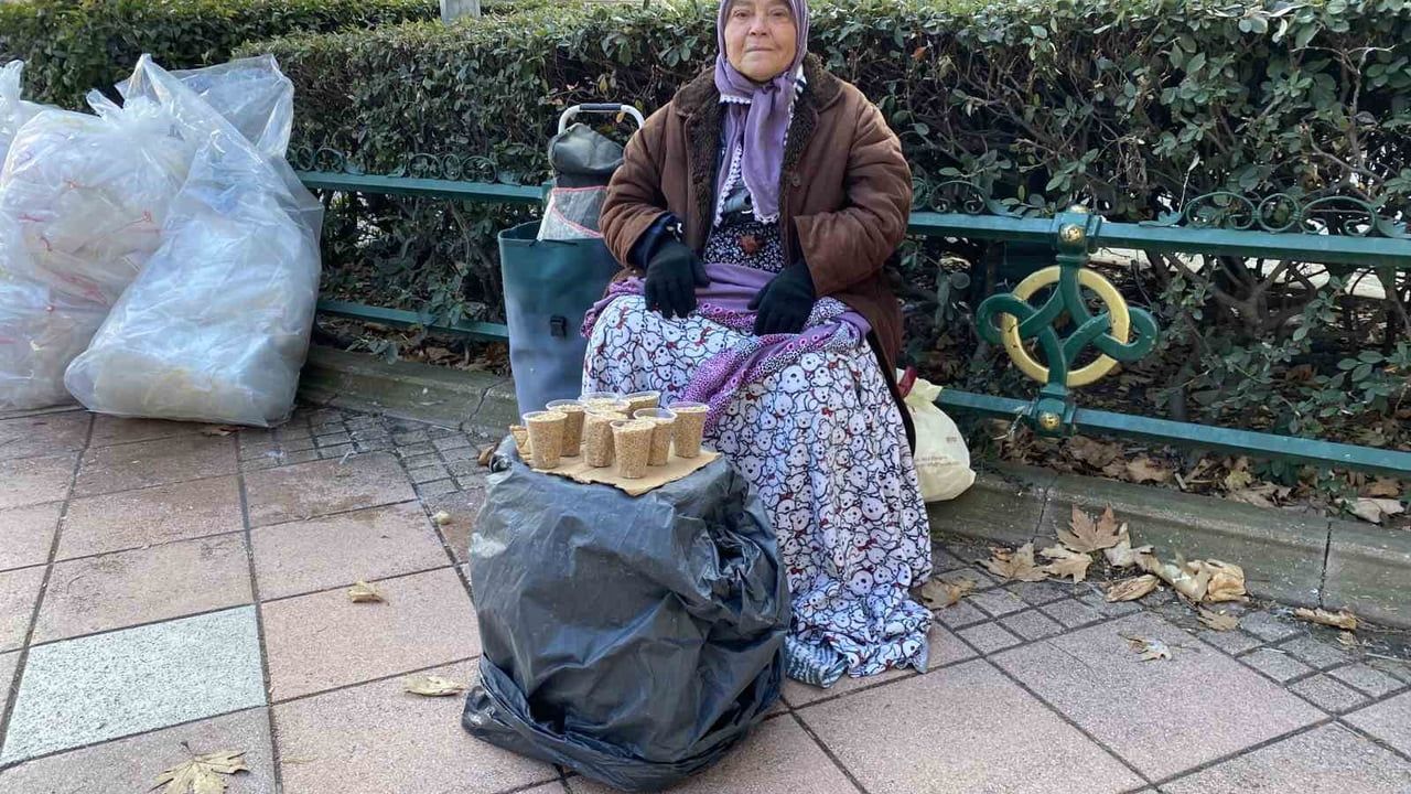 Eskişehir'de 74 Yaşındaki Kadın 9 Saat Kuş Yemi Satarak Cezaevindeki Yakınlarını Geçindiriyor