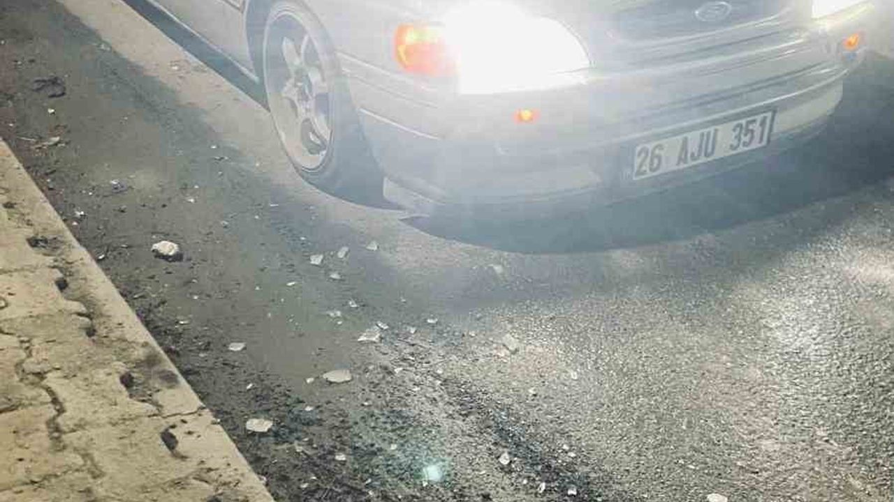 Eskişehir’de Alt Geçitte Buz Sarkıtı Araç Camını Kırdı