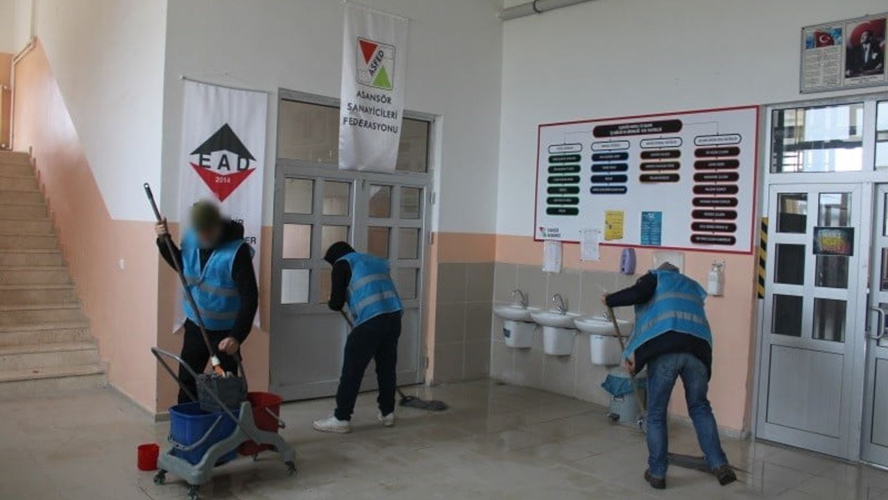 Eskişehir'de Ara Tatilde Okul Bakımları Yükümlüler Tarafından Yapılıyor