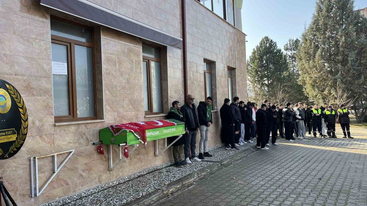 Eskişehir'de Askere Gidecek Genç Kaza Kurbanı: Tabutuna "O şimdi asker" Tülbent Serildi