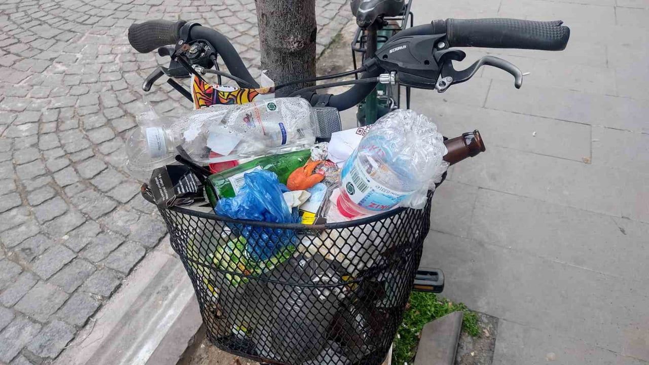Eskişehir'de Aylardır Kilitli Bisikletin Sepeti Çöp Kutusuna Dönüştü