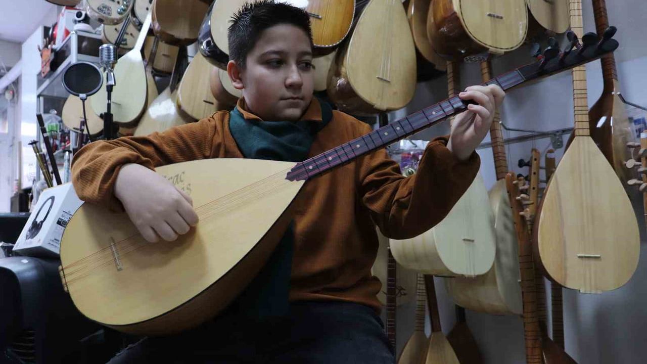 Eskişehir'de Bağlama Tutkusu: Miraç, Annesinin Hayalini Gerçekleştirdi