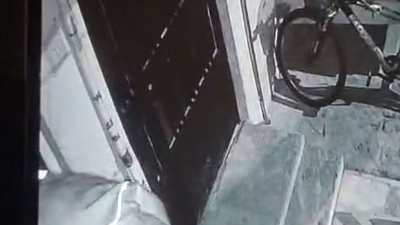 Eskişehir'de balkondan motosiklet ekipmanları çalan amatör hırsız güvenlik kamerasında