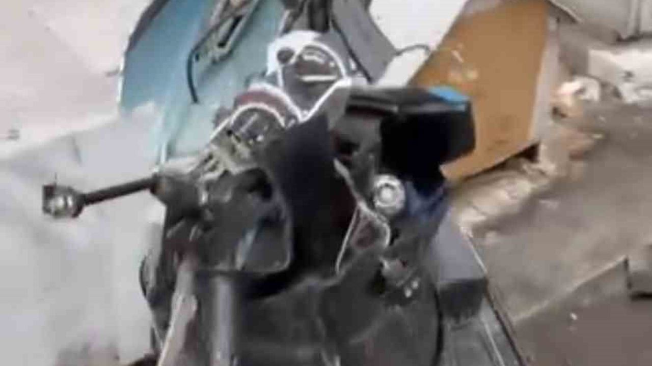 Eskişehir'de Binadan Düşen Taşlar Motosikletlere Zarar Verdi