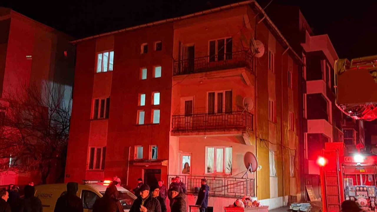 Eskişehir'de Bunalıma Giren Genç Evinde Yangın Çıkardı