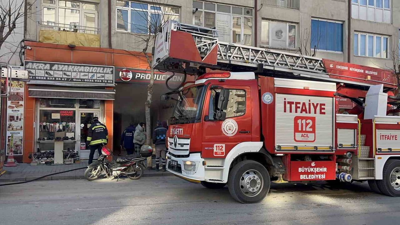 Eskişehir'de Elektrikli Isıtıcı Yangını: Zemin Katta Kedi İçin Bırakılan Isıtıcı Alev Aldı