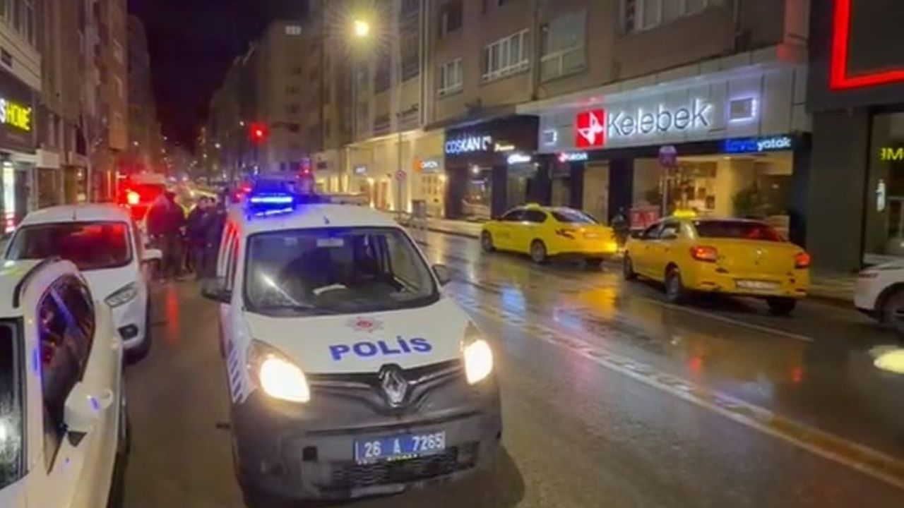 Eskişehir'de Elektrikli Scooter Taksi Kapısına Çarptı: 23 Yaşındaki Sürücü Yaralandı