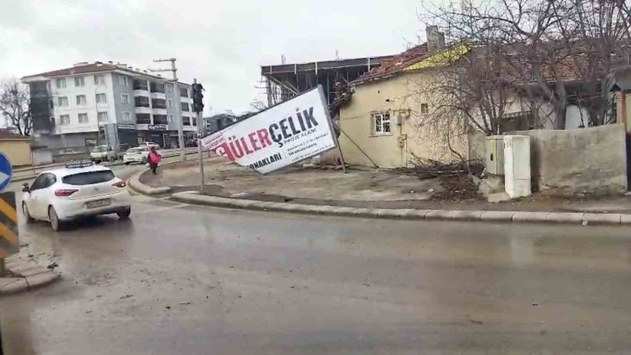 Eskişehir'de Fırtına Çankaya Mahallesi'nde Maddi Hasara Yol Açtı