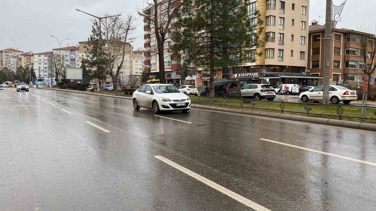 Eskişehir'de Fırtına Güçlendi: Sağanak Yağış Trafikte Dikkati Artırdı