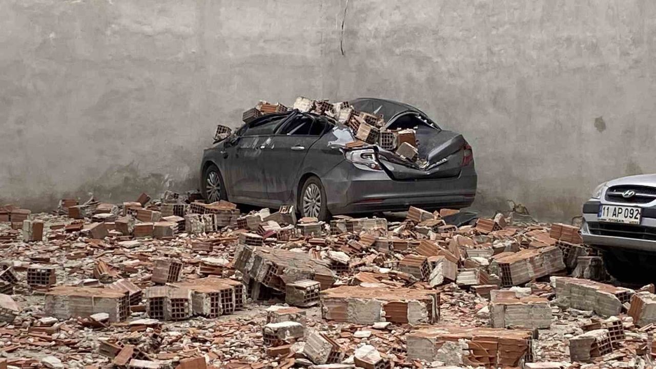 Eskişehir'de fırtına: Metruk binanın çatı duvarı otoparka devrildi — 6 araç hasarlandı