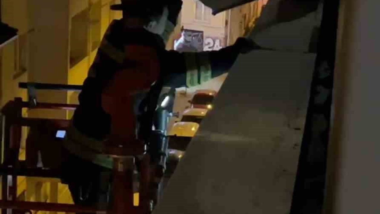 Eskişehir'de Gece Operasyonu: İtfaiye Sarkan Metal Parçayı Kaldırdı