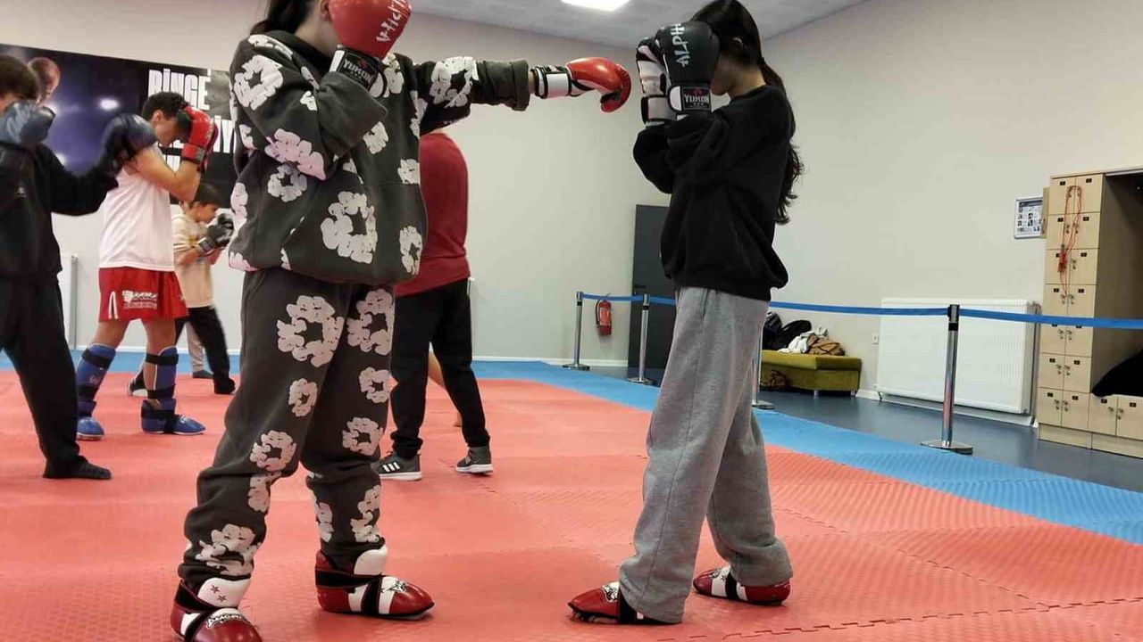 Eskişehir'de Gençler Kick Boks Antrenmanlarıyla Güçleniyor