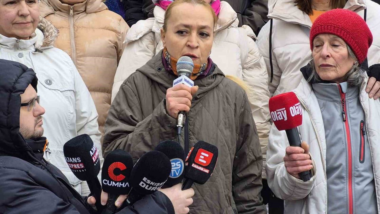 Eskişehir'de Hayvanseverler Belediye Önünde Eylem: Yaşam Alanları Gönüllülere Açılmalı