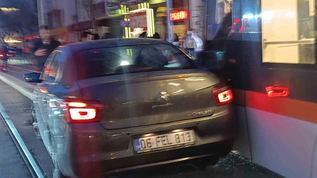 Eskişehir'de İki Eylül Caddesi'nde Otomobil-Tramvay Çarpışması: Maddi Hasar