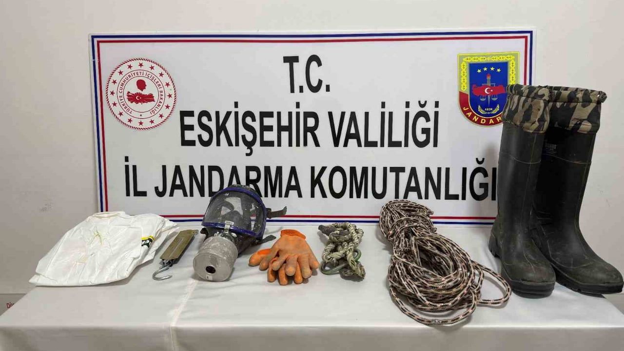 Eskişehir'de Jandarmadan Kaçak Kazı Operasyonu: 8 Şüpheli Suçüstü Yakalandı