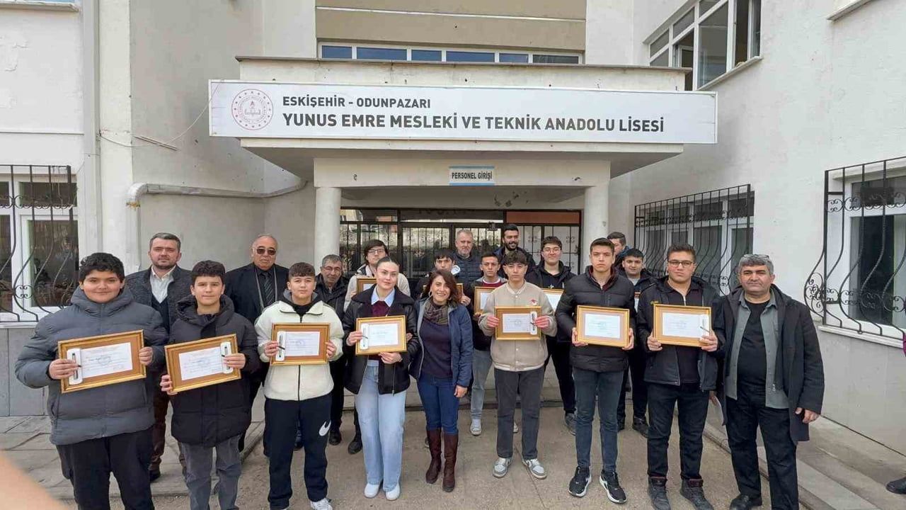 Eskişehir'de Karne Coşkusu: Yunus Emre Mesleki ve Teknik Anadolu Lisesi'nde Birincilere Gram Altın