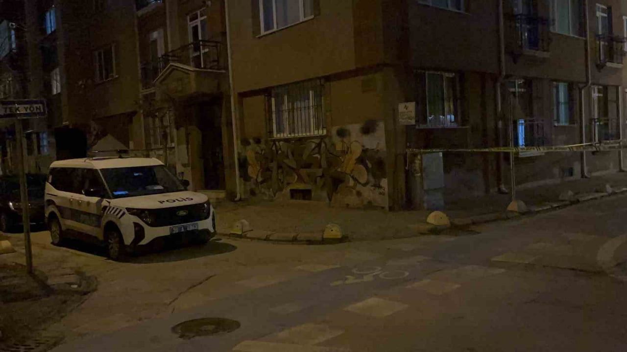 Eskişehir’de 'kız' kavgası kanlı bitti: 4 yerinden bıçaklanan genç ağır yaralı