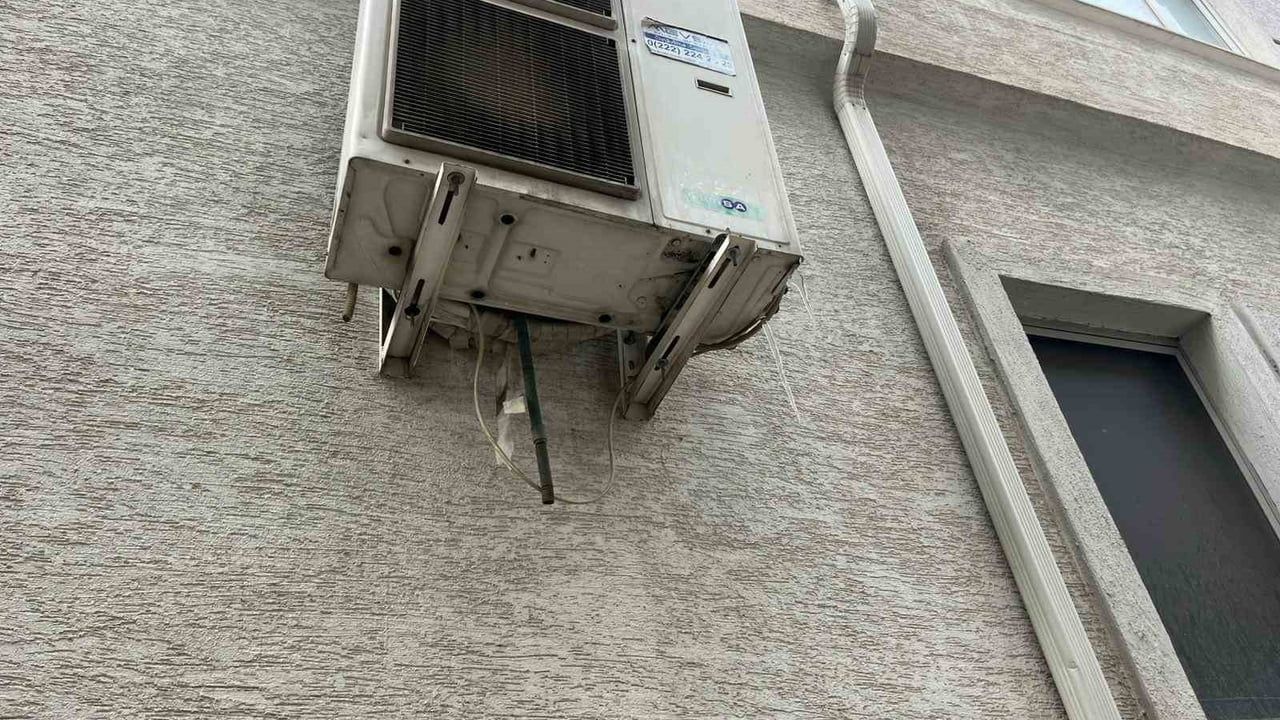 Eskişehir'de Klima Suyu Kaldırımı Buz Pistine Çevirdi