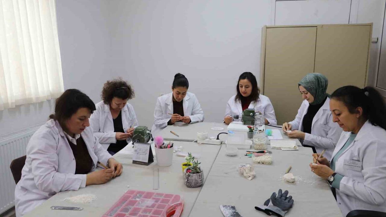 Eskişehir'de Lületaşı Usta Ellerde Hayat Buluyor: Geleneksel Motiflerle Kadın İstihdamına Destek