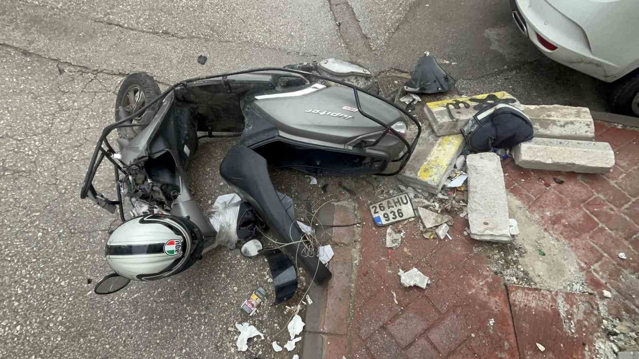 Eskişehir'de Motosiklet-Panelvan Çarpışması: Genç Kurye Ağır Yaralandı