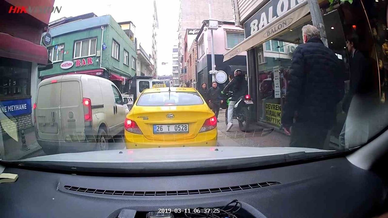 Eskişehir'de Motosikletçi Kırmızı Işıkta Beklememek İçin Kaldırıma Çıktı