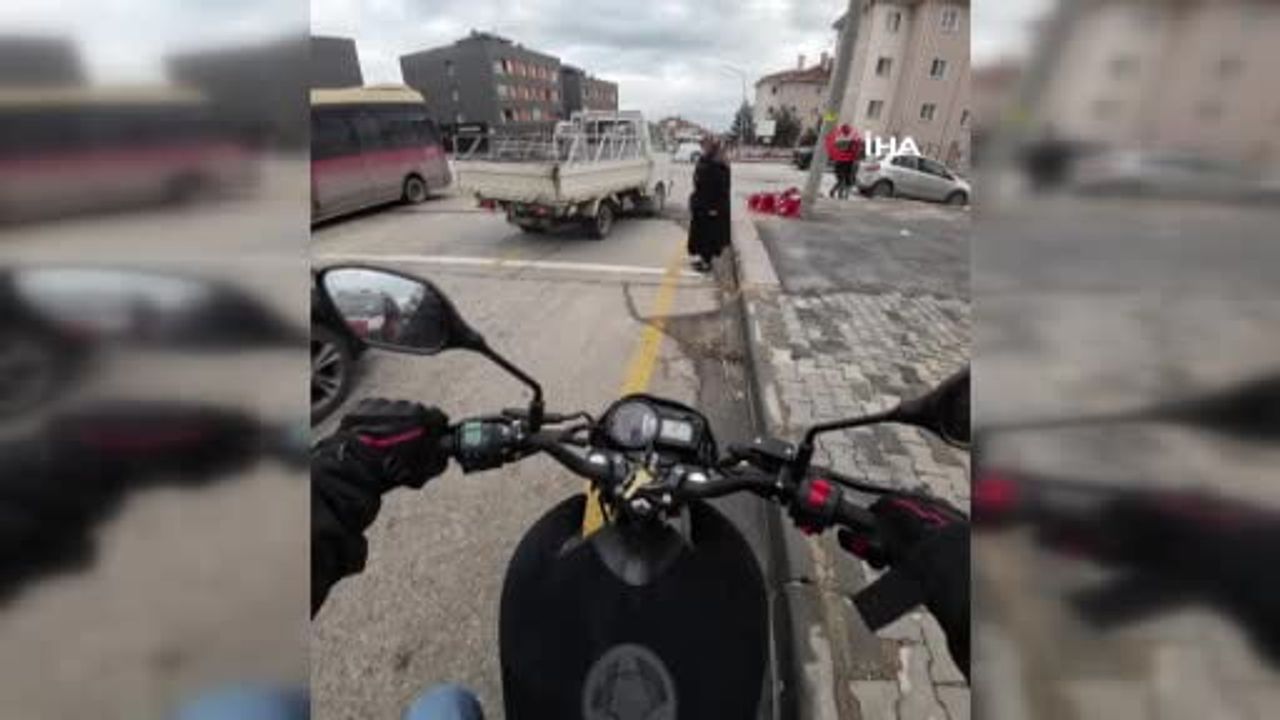 Eskişehir'de motosikletli sürücü, yaşlı kadına trafikte yardım etti