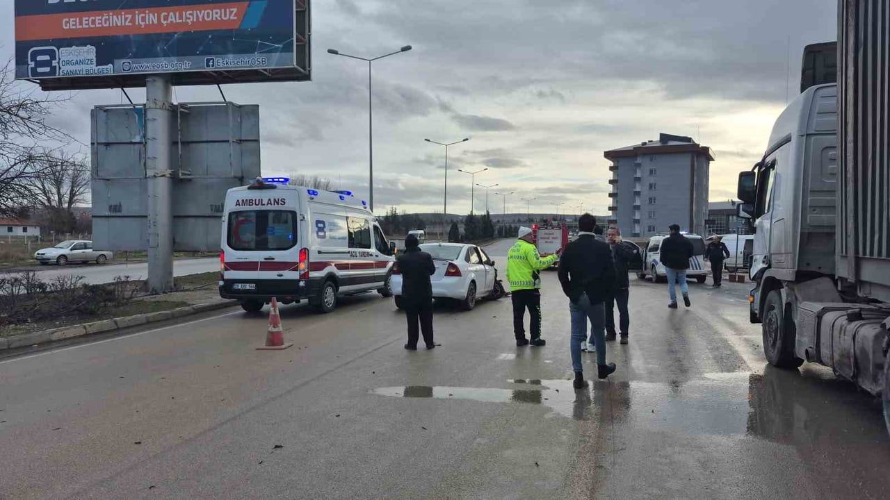 Eskişehir'de otomobil tıra çarptı, mazot deposu delindi