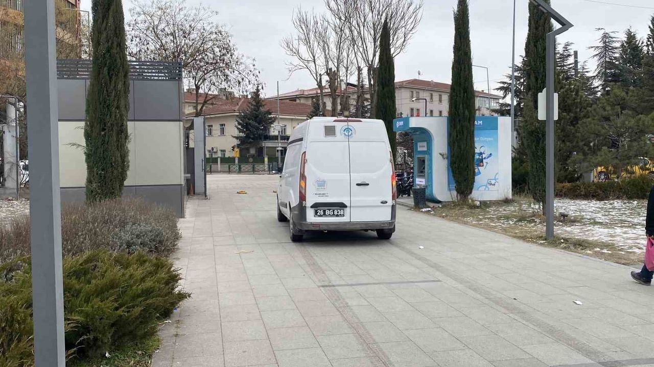 Eskişehir'de Parkta Köpek Tartışması: Hayvansever ile Belediye Personeli Karşı Karşıya