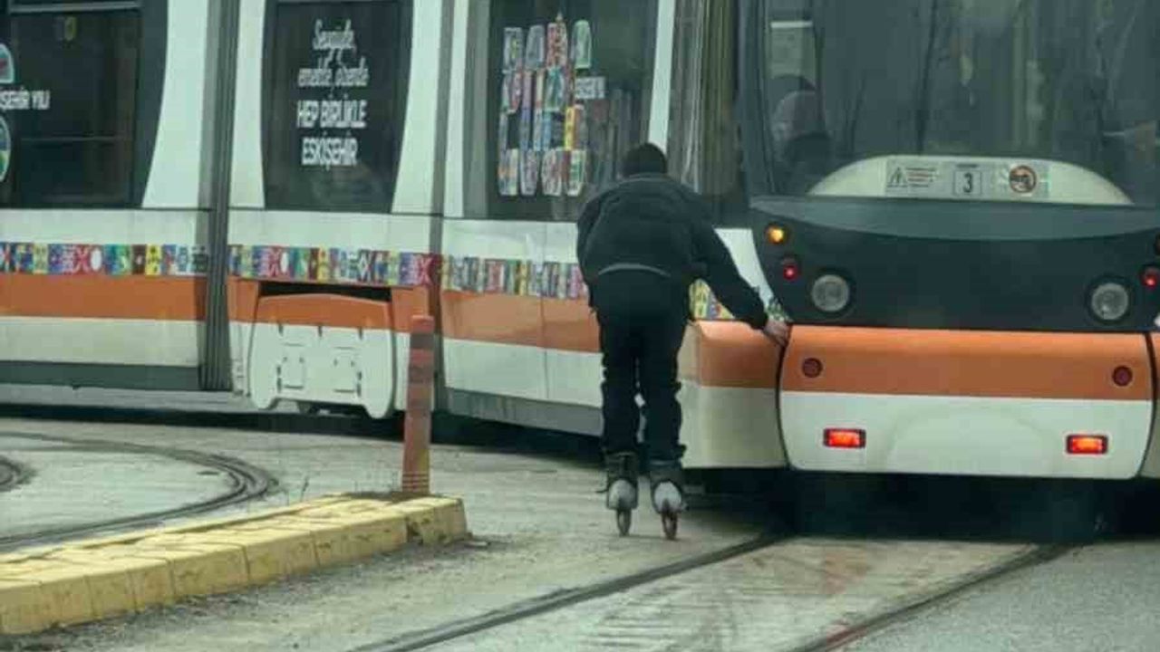 Eskişehir'de Patenli Çocuğun Tramvayla Tehlikeli Anları