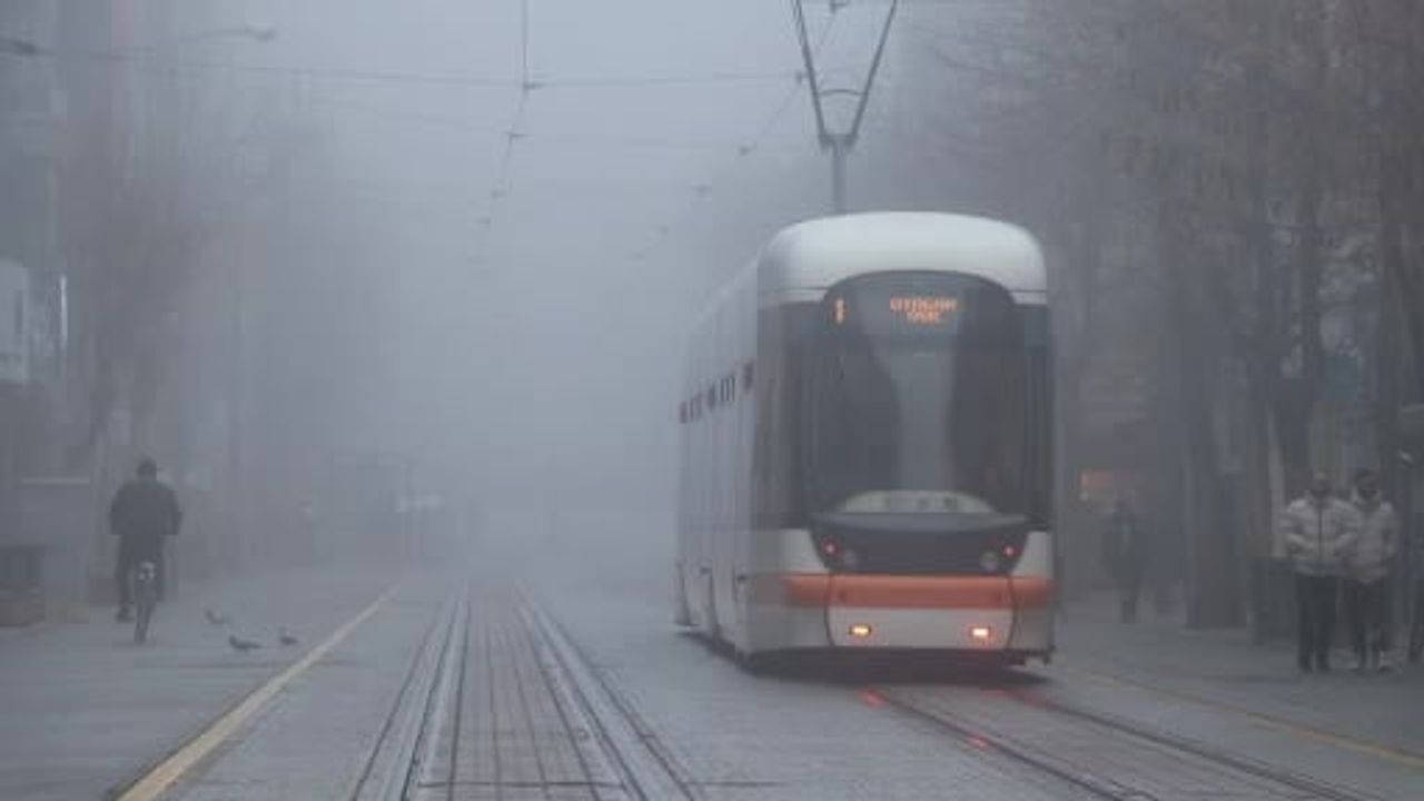 Eskişehir'de Pazar Sabahı Yoğun Sis: Tramvaylar Beyaz Tüle Büründü
