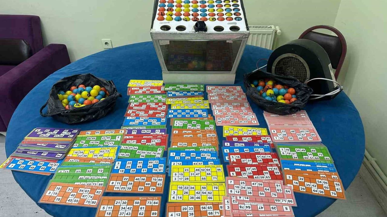 Eskişehir'de Polis Spiralle Kapıyı Kesti: Çatıdan Kaçmaya Çalışanlar Yakalandı