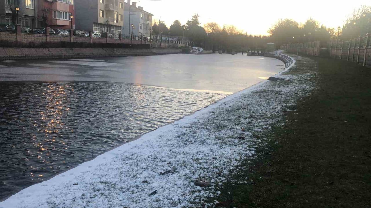 Eskişehir'de Porsuk Çayı Kısmen Dondu: Kartpostallık Görüntüler