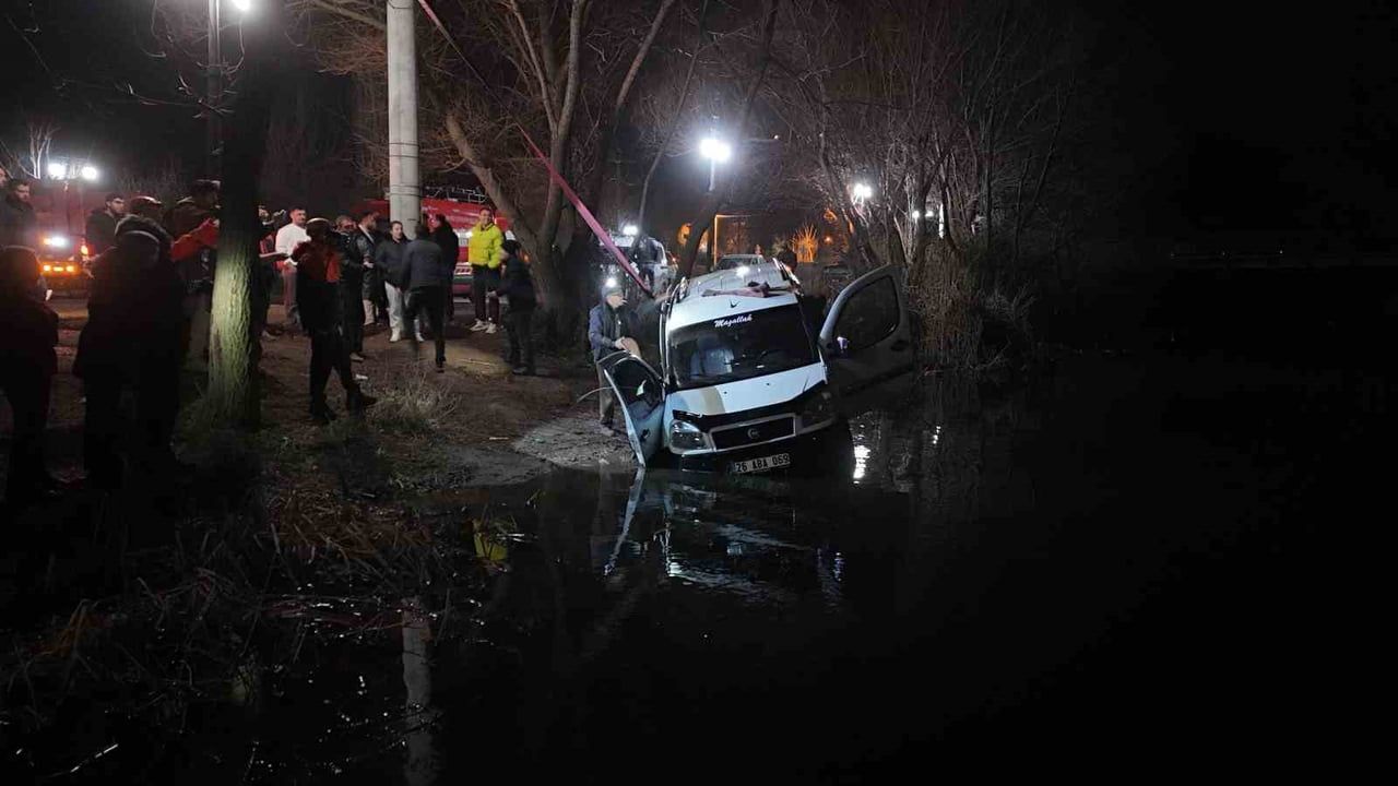 Eskişehir'de Porsuk Çayı'na Düşen 26 ABA 069 Plakalı Araç 4 Saatte Çıkarıldı