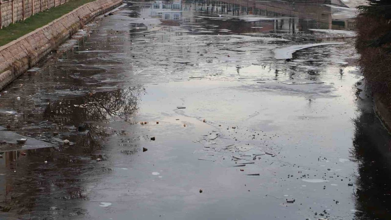 Eskişehir'de Porsuk Çayı'nın Buzları Erimeye Başladı