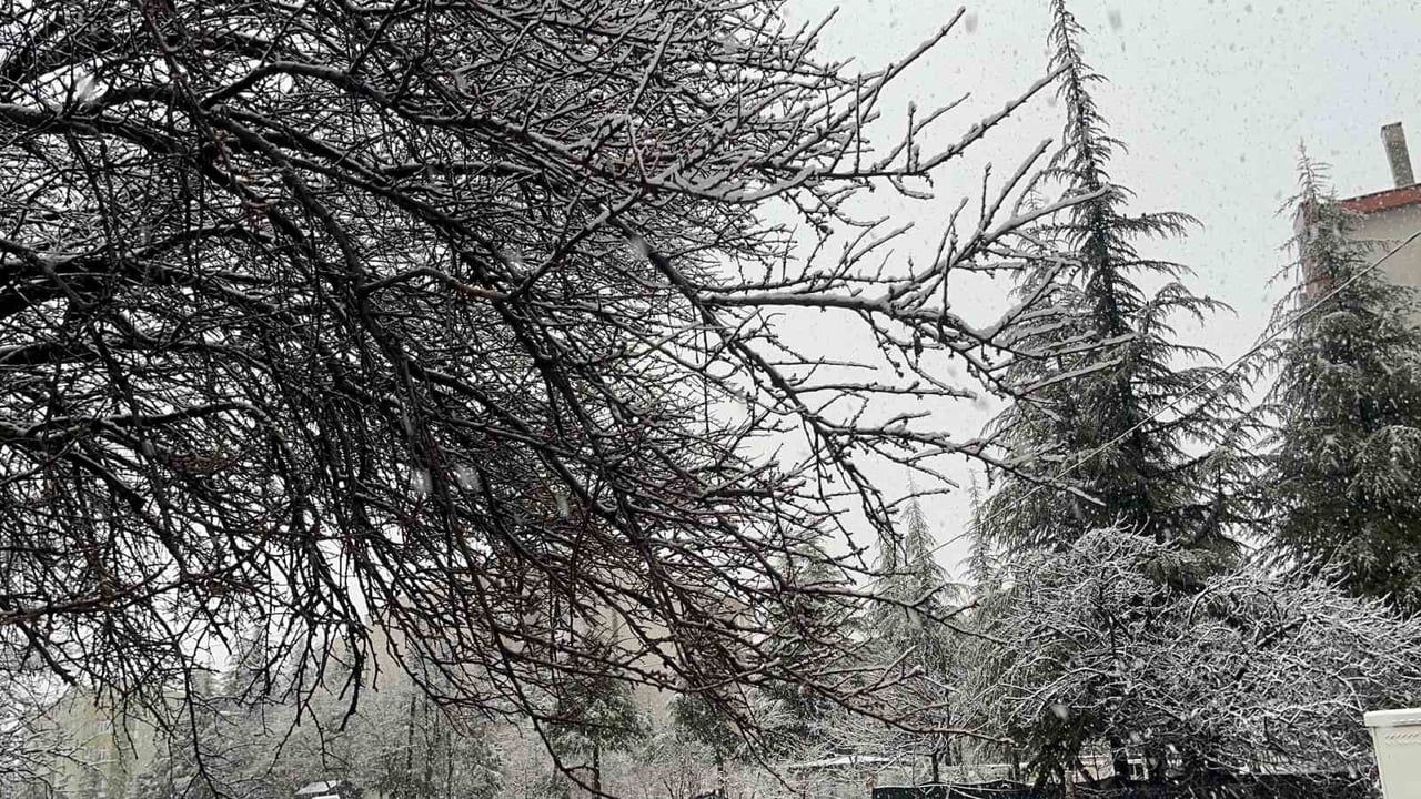 Eskişehir'de Sabah Saatlerinde Lapa Lapa Kar