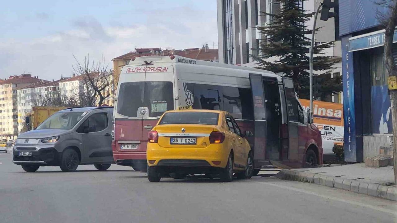 Eskişehir'de Taksi, Dönüş Yapan Dolmuşa Çarptı
