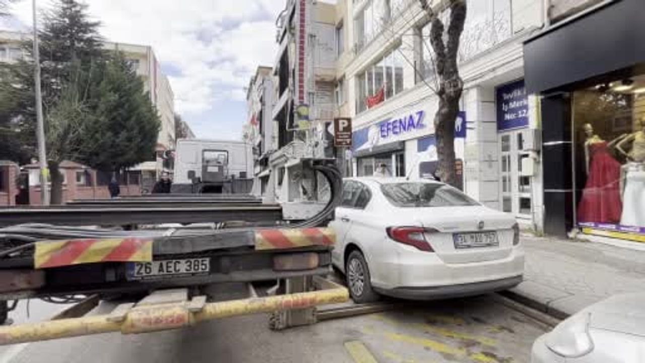 Eskişehir’de Tur Otobüsü ve Engelli Parkını İşgal Eden Araçlara Çekici ve bin 246 TL Ceza