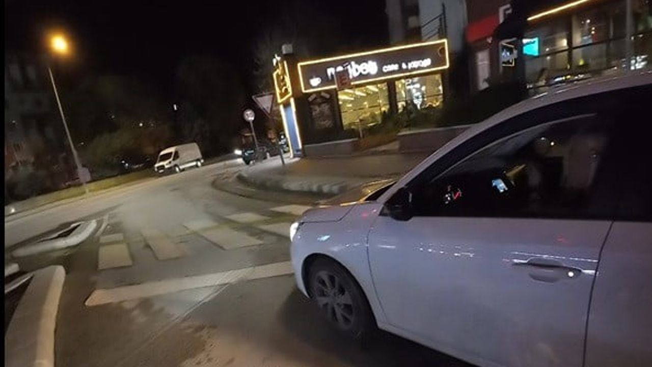 Eskişehir'de Yanlış Trafik Işığı Bekleyeni Kuyruk Oluşturdu