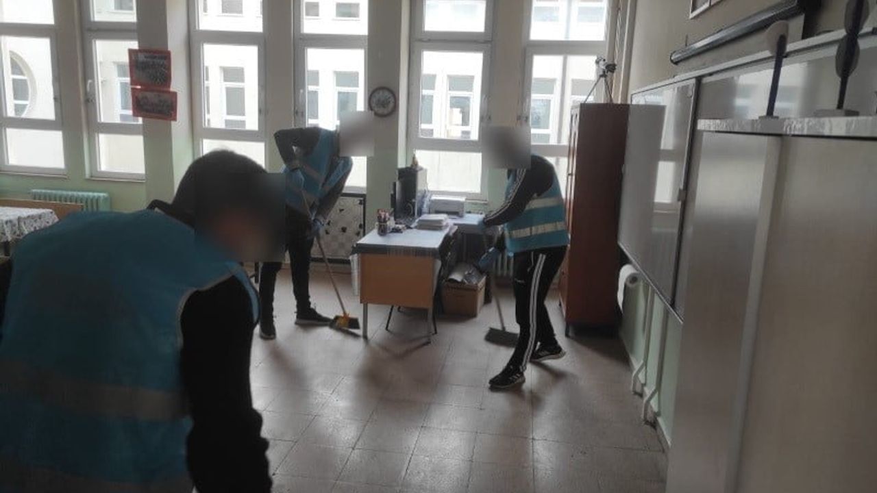 Eskişehir'de Yükümlüler İsmet İnönü İlkokulu'nu Temizledi