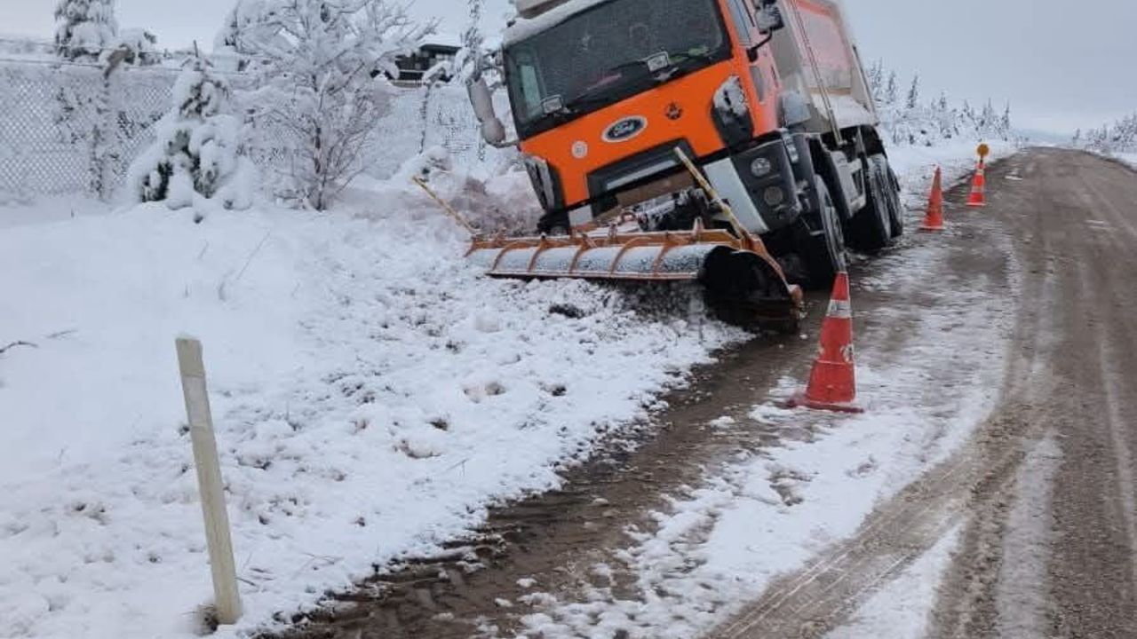 Eskişehir Mihalıççık'ta Kar Küreme Kamyonu Yoldan Çıktı