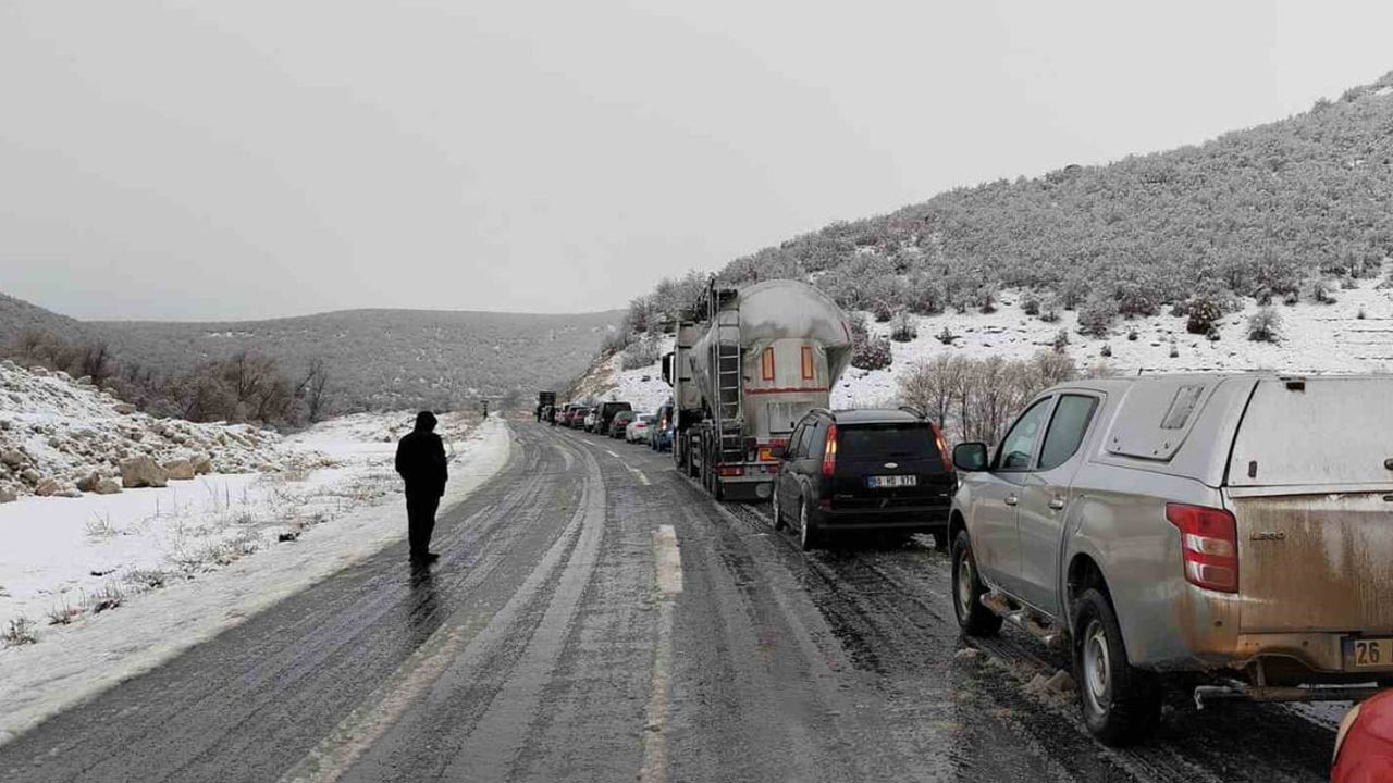 Eskişehir-Seyitgazi Kırka Yolunda Araç Arızası: Trafikte Uzun Kuyruklar