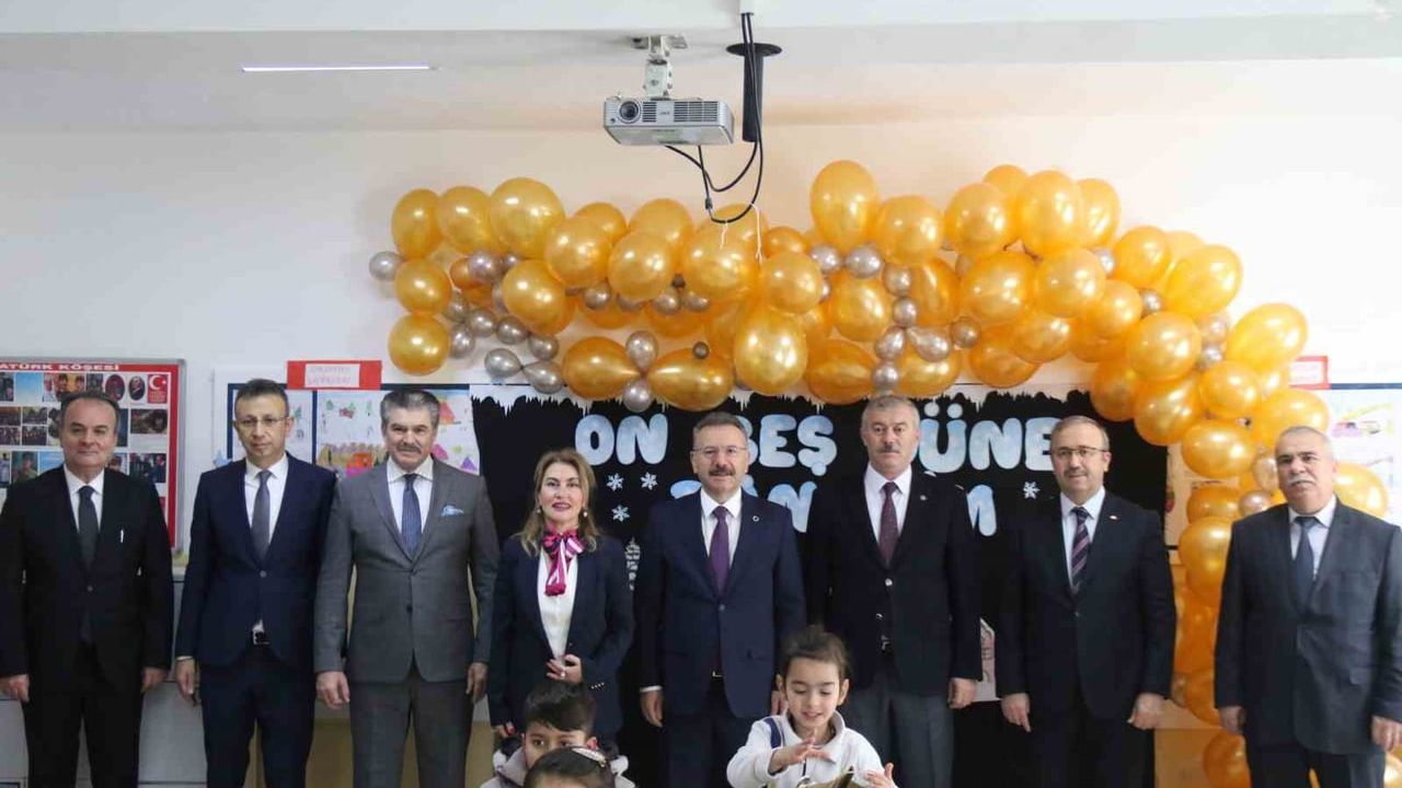 Eskişehir Valisi Hüseyin Aksoy, 'Bir çocuk sevdim' ile Uğurlandı