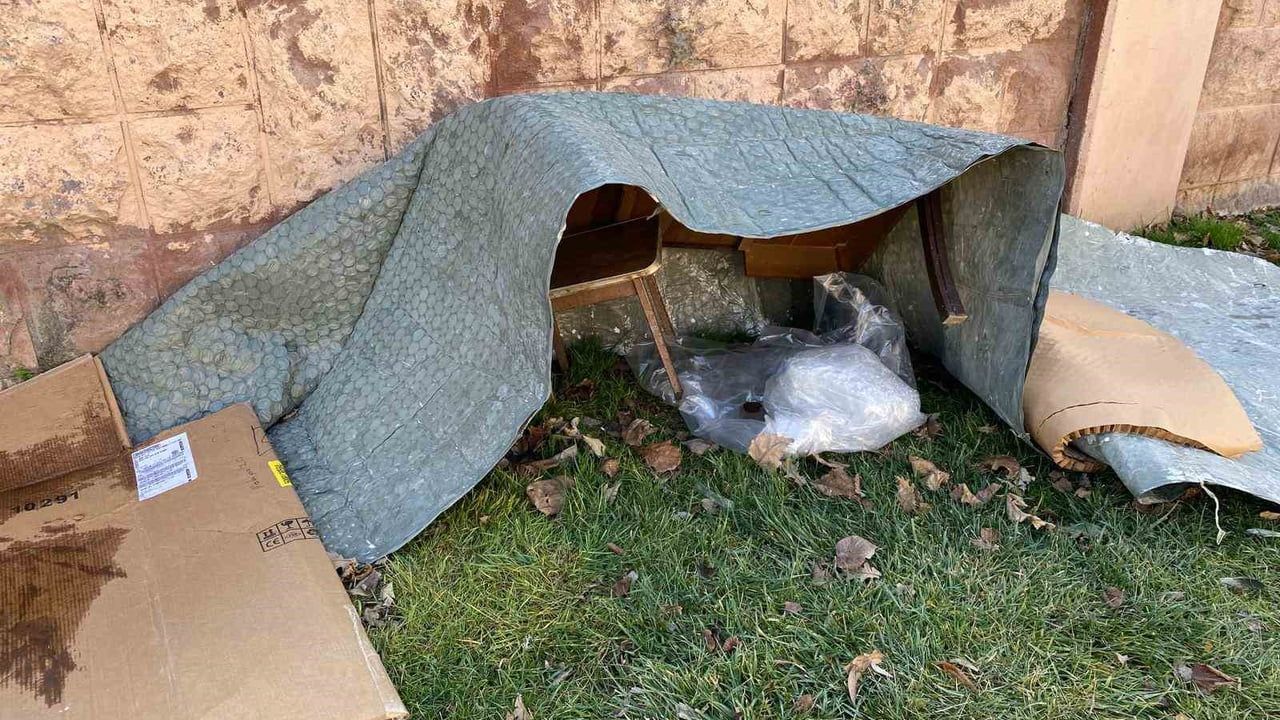 Eskişehir Vişnelik’te Vatandaşlardan Sokak Hayvanlarına Korunaklı Kulübeler